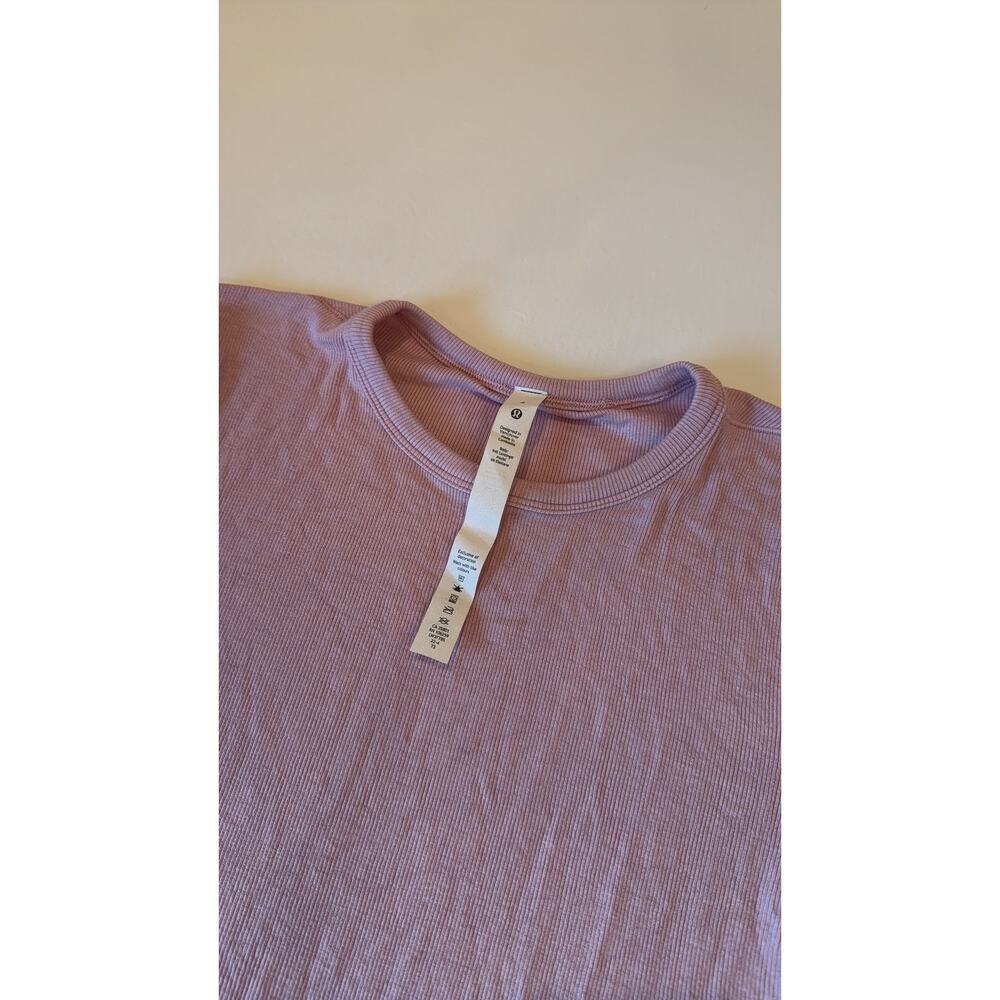 Lululemon Women's Short Sleeve T-Shirt Pink Ribbed Casual Athletic Size 8 - Picture 2 of 3